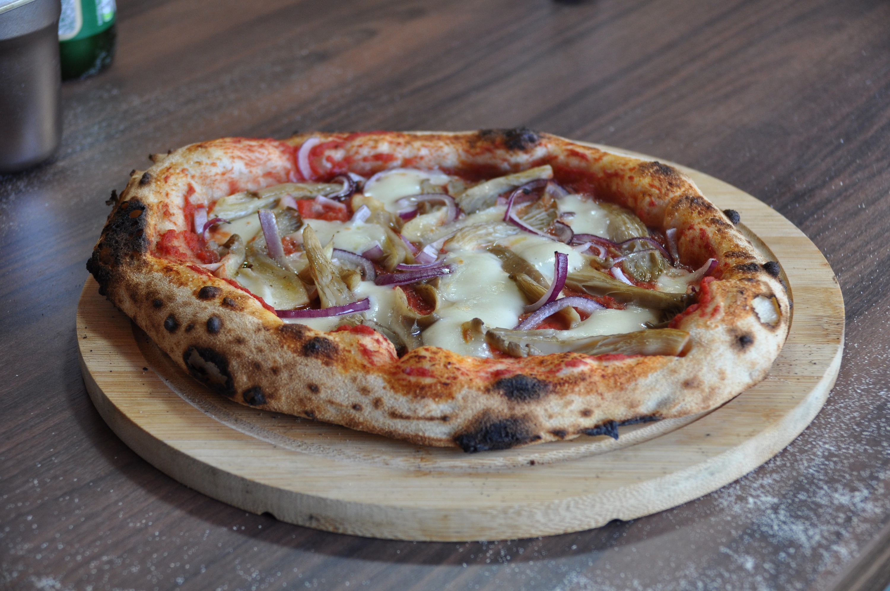 Funghi pizza met oesterzwam en rode ui