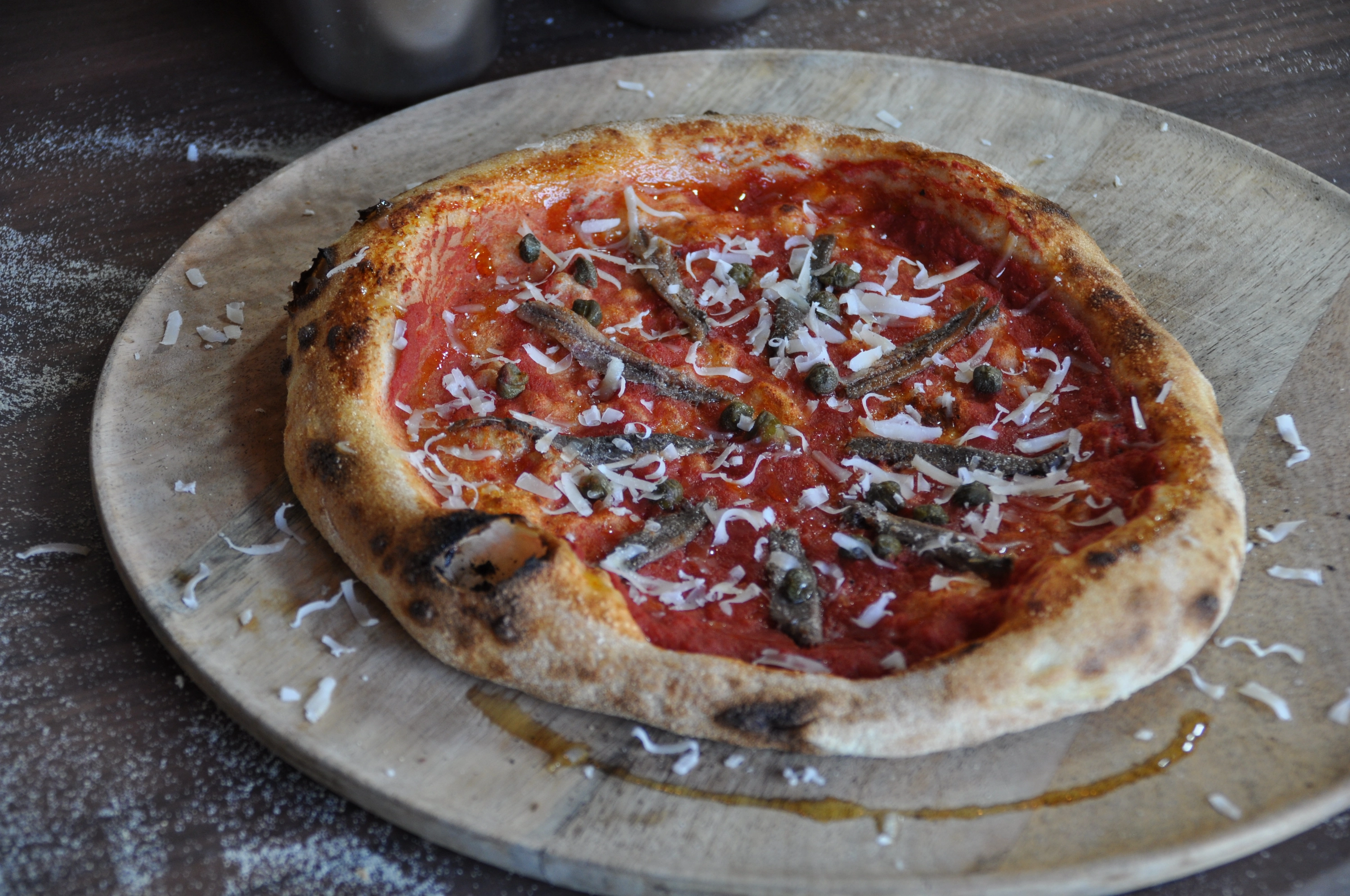 Napoli pizza met ansjovis en kappertjes