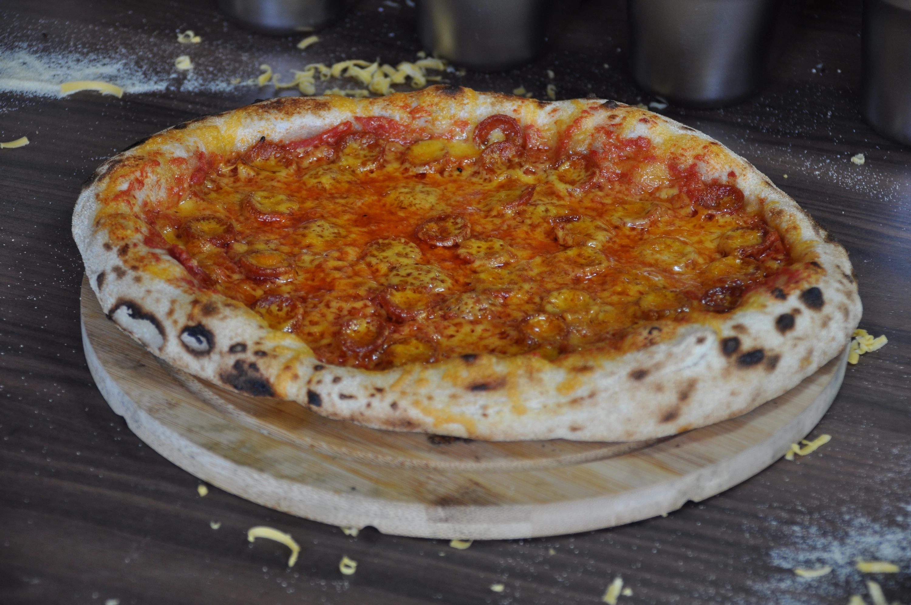 Pepperoni pizza met chorizo en chili olie